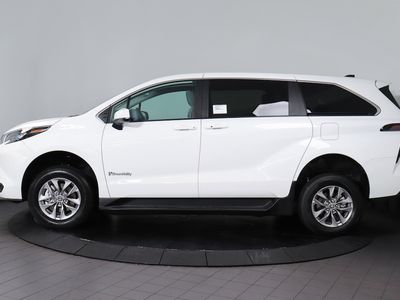 2025 Toyota Sienna - Photo 2