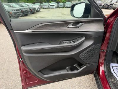 2026 Jeep Grand Cherokee — photo 13 view