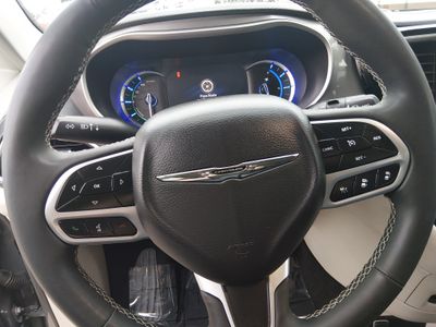 2023 Chrysler Pacifica — photo 12 view