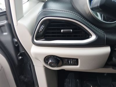 2023 Chrysler Pacifica — photo 13 view