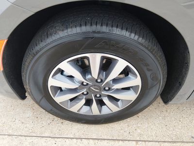 2023 Chrysler Pacifica — photo 10 view