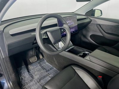 2026 Tesla Model Y - Photo 11