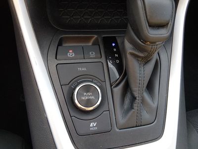 2025 Toyota RAV4 - Photo 19