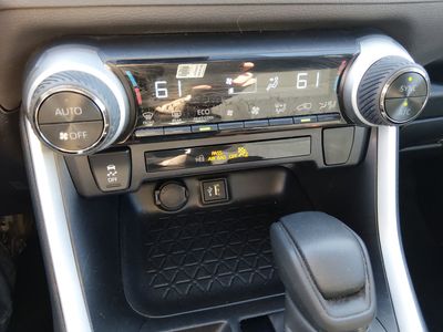 2025 Toyota RAV4 - Photo 18