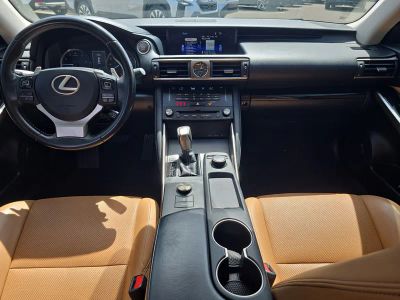 2018 Lexus IS — photo 12 view