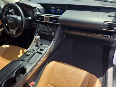 2018 Lexus IS — photo 11 view