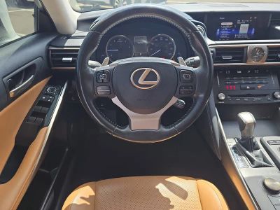 2018 Lexus IS — photo 13 view
