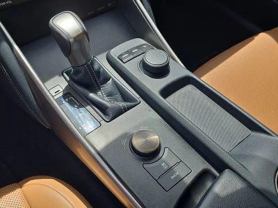 2018 Lexus IS — photo 26 view