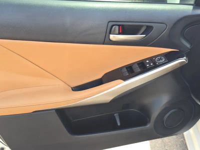 2018 Lexus IS — photo 17 view