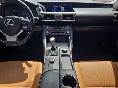 2018 Lexus IS — photo 14 view