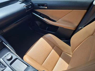 2018 Lexus IS — photo 15 view