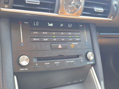 2018 Lexus IS — photo 25 view