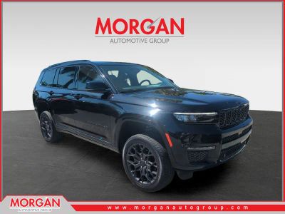 2024 Jeep Grand Cherokee L Summit in Diamond Black Crystal Pearlcoat — front three-quarter view