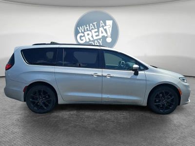 2023 Chrysler Pacifica — side profile view