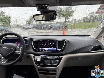 2023 Chrysler Pacifica Hybrid - Photo 2