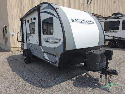 2018 Starcraft Satellite — front three-quarter view
