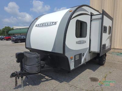 2018 Starcraft Satellite — rear three-quarter view