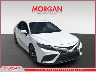 2023 Toyota Camry SE in Ice — front three-quarter view