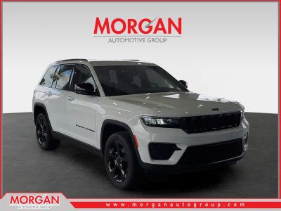 2023 Jeep Grand Cherokee Altitude in Bright White Clearcoat — front three-quarter view