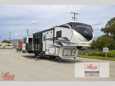 2025 Montana 3532SP Montana 3532SP in WOODCLIFF — front three-quarter view