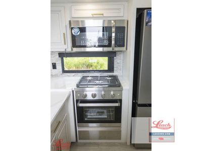 2025 Montana 3532SP — photo 15 view