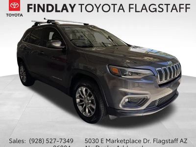 2020 Jeep Cherokee Latitude Plus in Granite Crystal Metallic Clearcoat — front three-quarter view