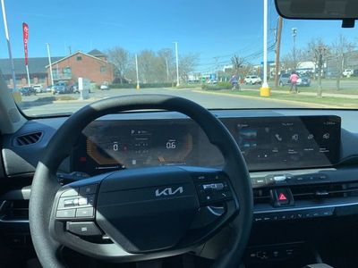 2025 Kia K4 LXS - Photo 17