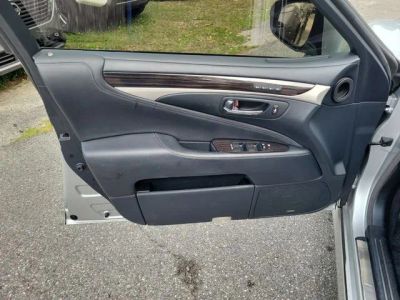 2015 Lexus LS — photo 8 view