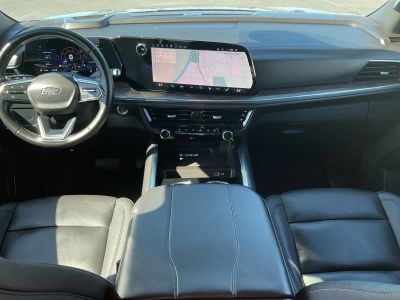 2025 Chevrolet Tahoe — photo 12 view