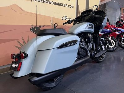 2025 Indian Motorcycle Challenger Dark Horse Frost Silver Smoke - Photo 3