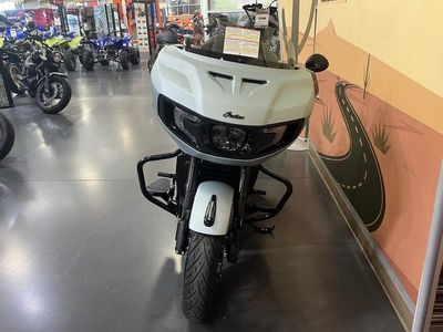 2025 Indian Motorcycle Challenger Dark Horse Frost Silver Smoke - Photo 2