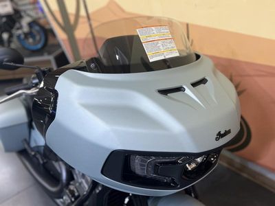 2025 Indian Motorcycle Challenger Dark Horse Frost Silver Smoke - Photo 6