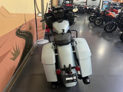 2025 Indian Motorcycle Challenger Dark Horse Frost Silver Smoke - Photo 4
