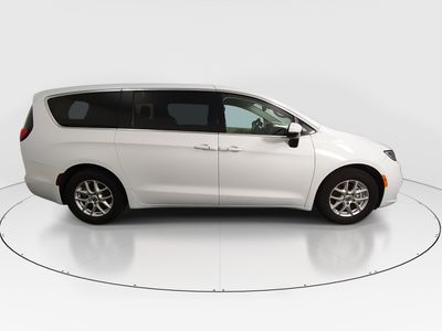2023 Chrysler Pacifica — photo 8 view