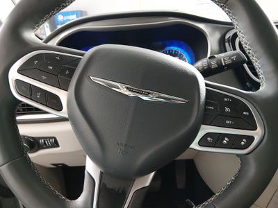 2023 Chrysler Pacifica — photo 12 view