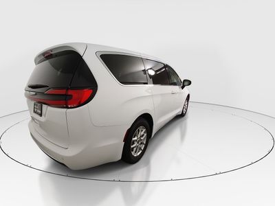 2023 Chrysler Pacifica — photo 7 view