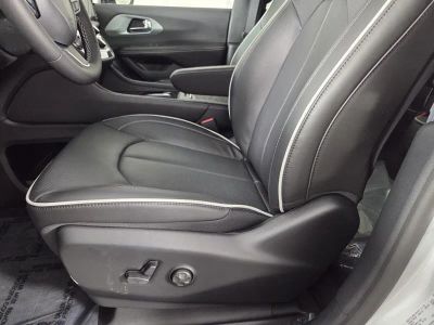 2026 Chrysler Pacifica — photo 16 view