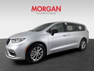 2026 Chrysler Pacifica — photo 8 view