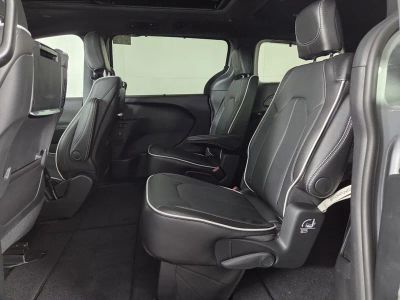 2026 Chrysler Pacifica — photo 11 view