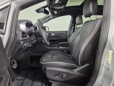 2026 Chrysler Pacifica — photo 10 view