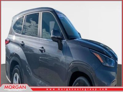 2025 Toyota Highlander LE in Magnetic Gray Metallic — front three-quarter view