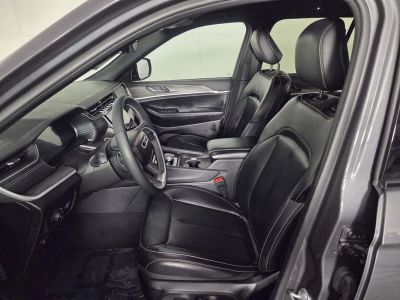 2025 Jeep Grand Cherokee — photo 12 view