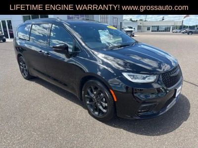 2025 Chrysler Pacifica — side profile view