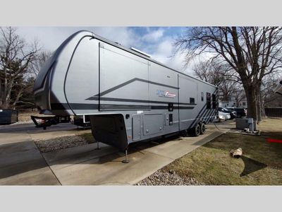 2025 Keystone RV Fuzion - Photo 2