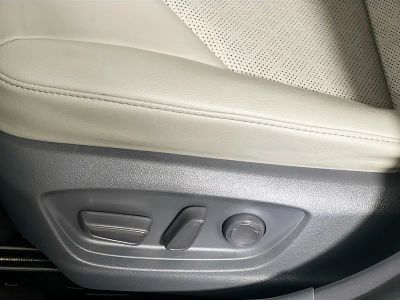 2019 Toyota Camry — photo 13 view
