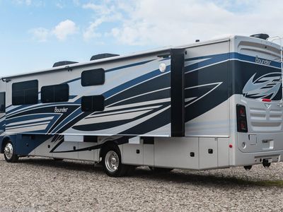 2026 Fleetwood Bounder - Photo 2