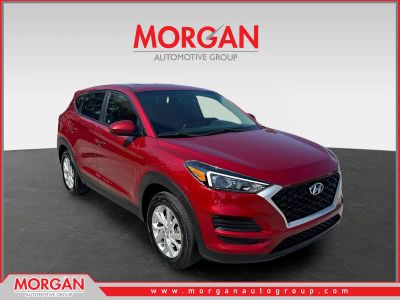 2021 Hyundai Tucson SE in Red Crimson — front three-quarter view