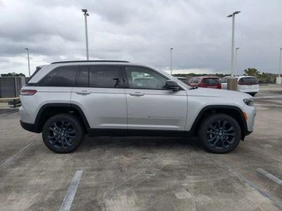 2026 Jeep Grand Cherokee — side profile view