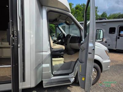 2019 Pleasure-Way Plateau XLMB — photo 11 view