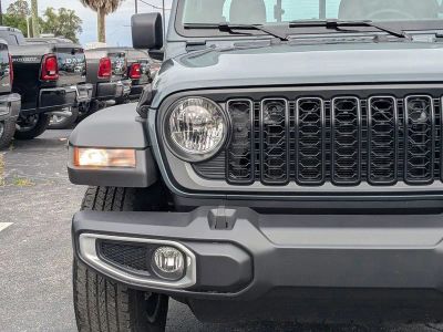 2026 Jeep Gladiator — photo 10 view